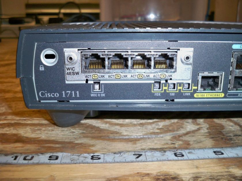   1711 VPN Modular Router WIC 4ESW+WIC 1AM w/ PSU Scratched case  