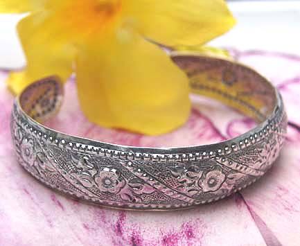 BEAUTIFUL BRACELET HANDMADE SILVER.Diameter 2.5 Inches  