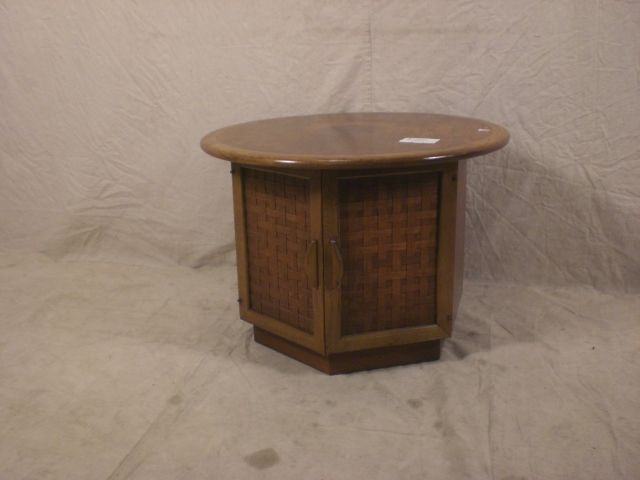 Mid Century Modern Round Lane Walnut End Table (0863)*  