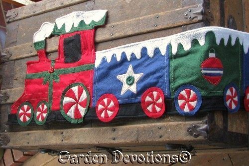 Long Felt CHRISTMAS TRAIN TABLE RUNNER Peppermint Candy  