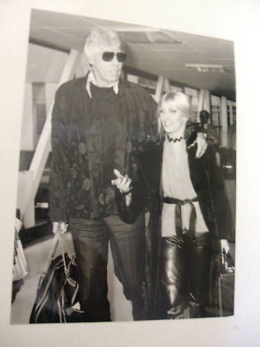 1980 james coburn with lynsey de paul press photograph  