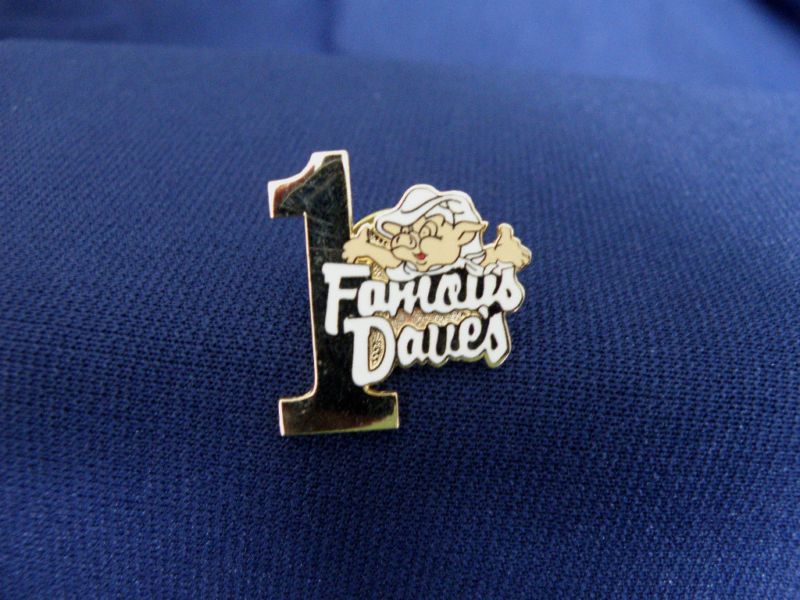 FAMOUS DAVES Restaurant MINNESOTA LAPEL PIN CHAIN Nice  