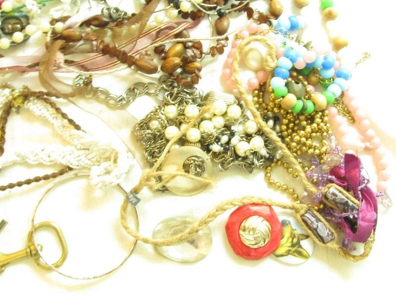 VINTAGE JUNK JEWELRY SCRAP CRAFT LOT*BROKEN PARTS*ALTERED ART*FINDINGS 