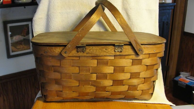 VTG.WOOD HANDLE PICNIC BASKET,HAND WOVEN,HAND MADE OLD  