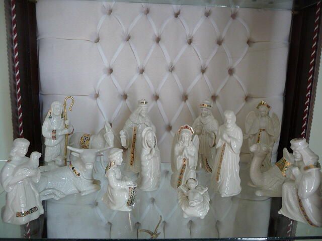 Lenox Jeweled Nativity Set of 14 Pieces from 1990. All in excellent 